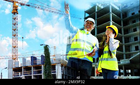 Professioneller Ingenieur und Vorarbeiter mit Tablet in Sicherheitsausrüstung auf der Baustelle Stockfoto