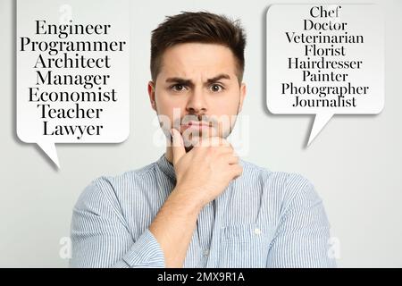 Ein aufmerksamer junger Mann, der seinen Beruf mit leichtem Hintergrund wählt Stockfoto