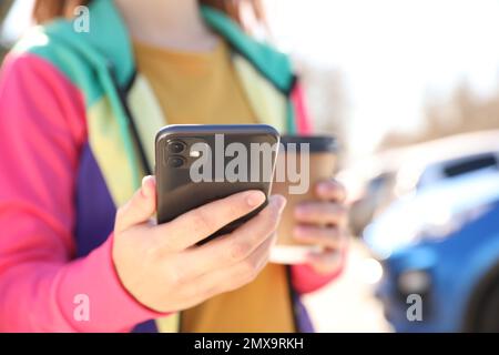 MYKOLAIV, UKRAINE - 16. MÄRZ 2020: Frau mit dem iPhone 11 Black im Freien, Nahaufnahme Stockfoto