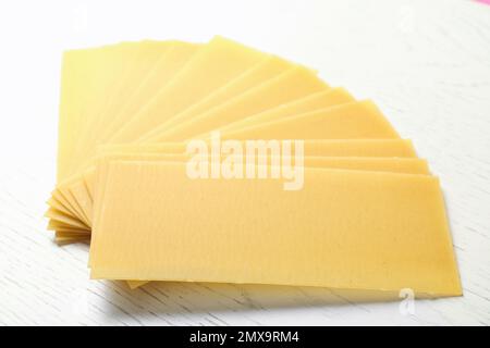 Ungekochte Lasagne auf weißem Holztisch Stockfoto