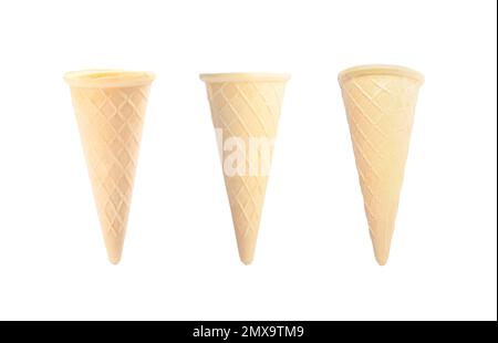 Set leerer Waffeleis-Cones auf weißem Hintergrund Stockfoto