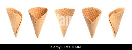 Set leerer Waffeleis-Cones auf weißem Hintergrund. Bannerdesign Stockfoto