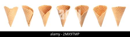 Set leerer Waffeleis-Cones auf weißem Hintergrund. Bannerdesign Stockfoto