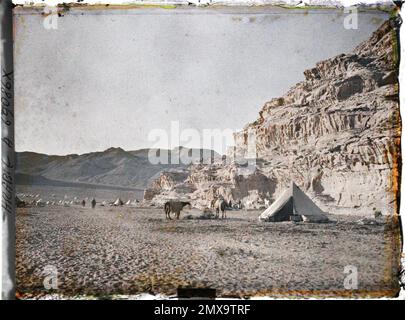 (Französisch - Quweira , Arabie ( actuelle Jordanie ) Sous les falaises , les Tentes du Campement des Forces arabes du Hedjaz). Stockfoto