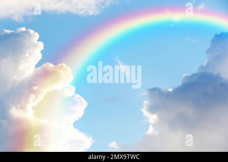 Malerischer Blick auf wunderschönen Regenbogen und blauen Himmel an sonnigen Tagen Stockfoto