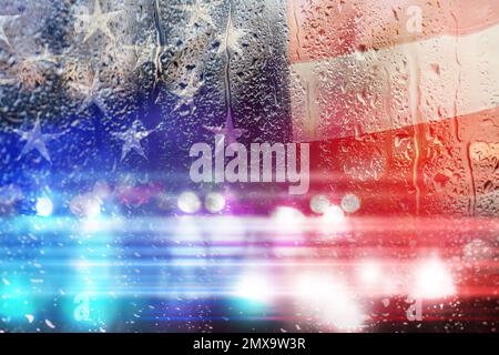 Doppelte Exposition von amerikanischer Flagge und Polizeiautos auf der Straße bei Nacht Stockfoto