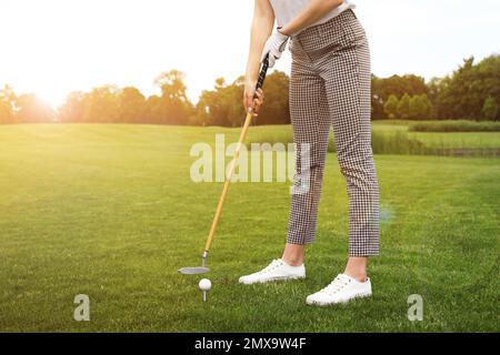 Eine Frau, die an sonnigen Tagen Golf im Park spielt. Sport und Freizeit Stockfoto