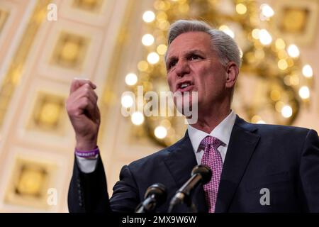 Washington, USA. 2. Februar 2023. USA Haussprecher Kevin McCarthy hält am 2. Februar 2023 eine Pressekonferenz im Capitol Building in Washington, DC, USA, ab. Sarah Huckabee Sanders, Gouverneur von Arkansas, wird die republikanische Antwort an die USA übermitteln Präsident Joe Bidens Rede zur Lage der Union nächste Woche, sagte die republikanische Führung am Donnerstag. Kredit: Aaron Schwartz/Xinhua/Alamy Live News Stockfoto