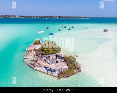 Luftdrohnenaufnahme des Piratenkanals von Bacalar Quintana Roo, Mexiko. Schiffswrack-Insel in Lagune in sieben Farben Stockfoto