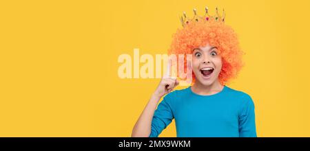 Selbstsüchtiges Kind mit lockiger Perücke und Prinzessin Diadem, inspiriert von Ideen und Inspiration. Lustiges Teenager-Kind mit Perücke, Partyposter. Bannerkopf, verstanden Stockfoto