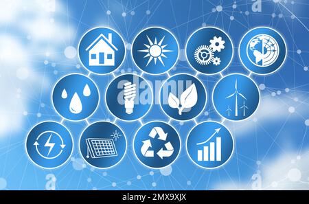 Energieeffizienzkonzept. Verschiedene Symbole und Himmel im Hintergrund Stockfoto
