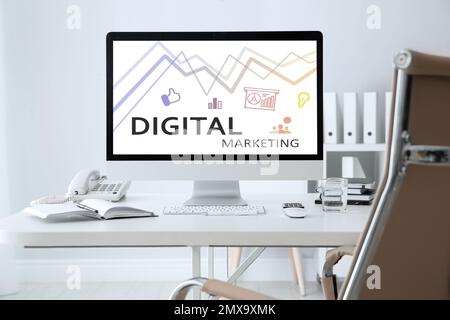 Digitales Marketingkonzept. Arbeitsplatz mit modernem Computer Stockfoto