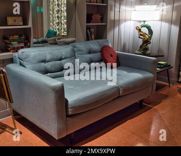 Wohnzimmer der 1950er Jahre mit Couch Stockfoto