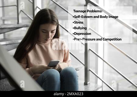 Schade, dass das Smartphone auf der Treppe sitzt und Probleme mit Teenagern hat Stockfoto