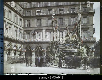 Paris (Ier Arr.), Frankreich die Statue des von Jeanne d'Arc dekorierten Place de Rivoli (derzeitiger Platz der Pyramiden) für das Fest der Johanna d'Arc, Stockfoto