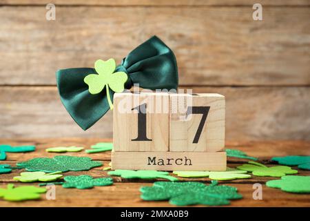 Komposition mit Blockkalender auf Holztisch. St. Patrick's Day-Feier Stockfoto