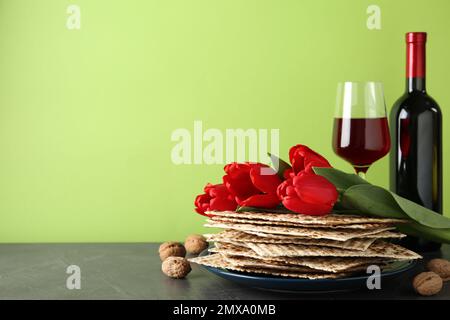 Komposition mit Passover-Matten auf grünem Hintergrund, Platz für Text. Pesach-Feier Stockfoto