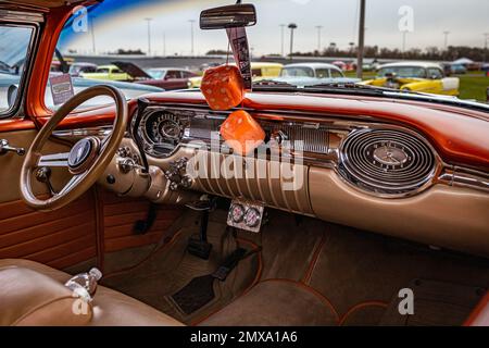 Daytona Beach, FL - 26. November 2022: Weitwinkeldetail Innenansicht eines 1955 Oldsmobile 88 2-Türer Hardtops auf einer lokalen Automesse. Stockfoto