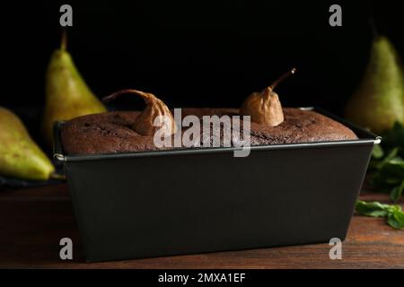 Leckeres Birnenbrot in Backform auf einem Holztisch. Hausgemachter Kuchen Stockfoto