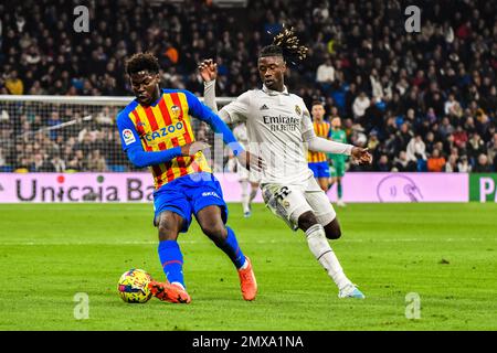 MADRID, SPANIEN - FEBRUAR 2: Yunus Musah von Valencia CF kontrolliert den Ball gegen Eduardo Camavinga von Real Madrid CF während des Spiels zwischen Real Madrid CF und Valencia CF von La Liga Santander am 2. Februar 2022 in Santiago Bernabeu in Madrid, Spanien. (Foto von Samuel Carreño/ PX Images) Stockfoto