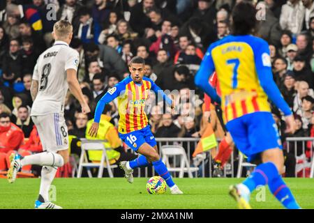 MADRID, SPANIEN – FEBRUAR 2: Samuel Lino von Valencia CF kontrolliert den Ball während des Spiels zwischen Real Madrid CF und Valencia CF von La Liga Santander am 2. Februar 2022 in Santiago Bernabeu in Madrid, Spanien. (Foto von Samuel Carreño/ PX Images) Stockfoto