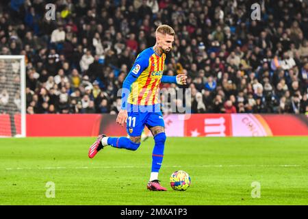 MADRID, SPANIEN - FEBRUAR 2: Samuel Castillejo von Valencia CF fährt den Ball während des Spiels zwischen Real Madrid CF und Valencia CF von La Liga Santander am 2. Februar 2022 in Santiago Bernabeu in Madrid, Spanien. (Foto von Samuel Carreño/ PX Images) Stockfoto