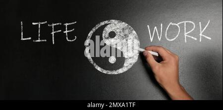 Konzept der Work-Life-Balance. Frau, die auf der Tafel malt, Nahaufnahme Stockfoto