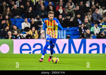 MADRID, SPANIEN - FEBRUAR 2: Samu Castillejo von Valencia CF läuft mit dem Ball während des Spiels zwischen Real Madrid CF und Valencia CF von La Liga Santander am 2. Februar 2022 in Santiago Bernabeu in Madrid, Spanien. (Foto von Samuel Carreño/ PX Images) Stockfoto