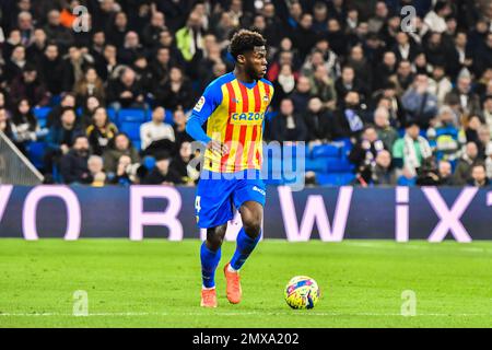 MADRID, SPANIEN - FEBRUAR 2: Yunus Musah von Valencia CF lenkt den Ball während des Spiels zwischen Real Madrid CF und Valencia CF von La Liga Santander am 2. Februar 2022 in Santiago Bernabeu in Madrid, Spanien. (Foto von Samuel Carreño/ PX Images) Stockfoto