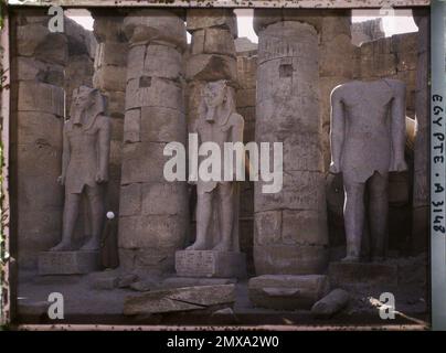 Louqsor, Ägypten, afrikanische Säulen und Statuen im Hof von Ramses II? , 1914 - Ägypten - Auguste Léon - (Januar - Februar) Stockfoto