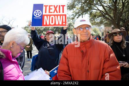 Eine kleine Gruppe konservativer Texaner, darunter STACEY PAULEY aus San Antonio (mit Schild), die sich im Texas Capitol versammeln, um die Gesetzgeber zu ermutigen, Pläne für die Abspaltung aus den Vereinigten Staaten zu machen. Stockfoto