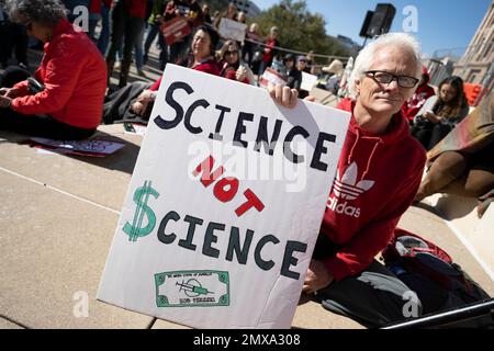 Austin Texas USA, Januar 29 2023: Ein Mann hält ein Schild, das pharmazeutische Unternehmen beschuldigt, bei einer kleinen Gruppe konservativer Texaner im Texas Capitol von Impfmandaten zu profitieren. ©Bob Daemmrich Stockfoto