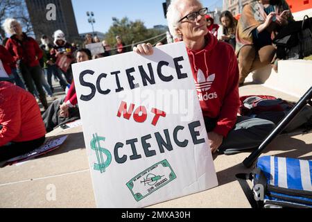 Austin Texas USA, Januar 29 2023: Ein Mann hält ein Schild, das pharmazeutische Unternehmen beschuldigt, bei einer kleinen Gruppe konservativer Texaner im Texas Capitol von Impfmandaten zu profitieren. ©Bob Daemmrich Stockfoto