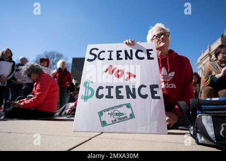 Austin Texas USA, Januar 29 2023: Ein Mann hält ein Schild, das pharmazeutische Unternehmen beschuldigt, bei einer kleinen Gruppe konservativer Texaner im Texas Capitol von Impfmandaten zu profitieren. ©Bob Daemmrich Stockfoto
