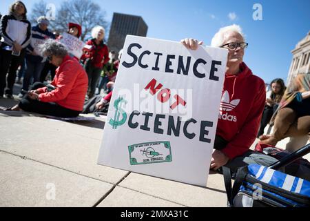 Austin Texas USA, Januar 29 2023: Ein Mann hält ein Schild, das pharmazeutische Unternehmen beschuldigt, bei einer kleinen Gruppe konservativer Texaner im Texas Capitol von Impfmandaten zu profitieren. ©Bob Daemmrich Stockfoto