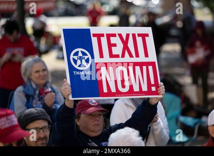 Eine kleine Gruppe konservativer Texaner, darunter STACEY PAULEY aus San Antonio (mit Schild), die sich im Texas Capitol versammeln, um die Gesetzgeber zu ermutigen, Pläne für die Abspaltung aus den Vereinigten Staaten zu machen. Stockfoto