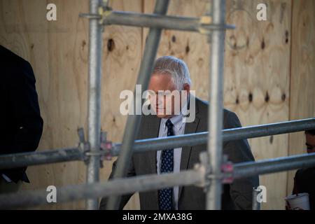 Austin Texas USA, Januar 29 2023: Texas State Rep. Bryan Slaton, R-Mineola, wartet darauf, mit einer kleinen Menge konservativer Texaner bei einer Kundgebung im Texas Capitol gegen Impfgesetze und zugunsten der texanischen Abspaltung aus den Vereinigten Staaten zu sprechen. ©Bob Daemmrich Stockfoto