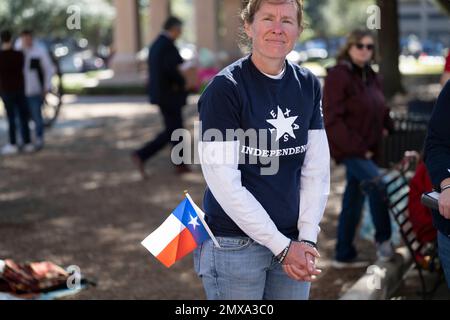 Austin Texas, USA, 29. Januar 2023: Eine Frau, die ein „Texas Independence“-Hemd trägt, tritt einer kleinen Gruppe konservativer Texaner bei einer Kundgebung im Texas Capitol bei. Die Gruppe konzentrierte sich auf zwei Themen: Die Aufhebung der verbleibenden Impfvorschriften (während sie Preisaushöhlung durch Impfstoffhersteller hervorrief) und die Aufforderung an staatliche Gesetzgeber, Pläne zur Abspaltung von den Vereinigten Staaten zu machen. ©Bob Daemmrich Stockfoto
