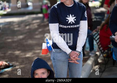Austin Texas, USA, 29. Januar 2023: Eine Frau, die ein „Texas Independence“-Hemd trägt, tritt einer kleinen Gruppe konservativer Texaner bei einer Kundgebung im Texas Capitol bei. Die Gruppe konzentrierte sich auf zwei Themen: Die Aufhebung der verbleibenden Impfvorschriften (während sie Preisaushöhlung durch Impfstoffhersteller hervorrief) und die Aufforderung an staatliche Gesetzgeber, Pläne zur Abspaltung von den Vereinigten Staaten zu machen. ©Bob Daemmrich Stockfoto