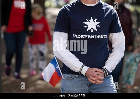 Austin Texas, USA, 29. Januar 2023: Eine Frau, die ein „Texas Independence“-Hemd trägt, tritt einer kleinen Gruppe konservativer Texaner bei einer Kundgebung im Texas Capitol bei. Die Gruppe konzentrierte sich auf zwei Themen: Die Aufhebung der verbleibenden Impfvorschriften (während sie Preisaushöhlung durch Impfstoffhersteller hervorrief) und die Aufforderung an staatliche Gesetzgeber, Pläne zur Abspaltung von den Vereinigten Staaten zu machen. ©Bob Daemmrich Stockfoto