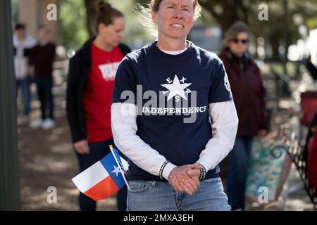 Austin Texas, USA, 29. Januar 2023: Eine Frau, die ein „Texas Independence“-Hemd trägt, tritt einer kleinen Gruppe konservativer Texaner bei einer Kundgebung im Texas Capitol bei. Die Gruppe konzentrierte sich auf zwei Themen: Die Aufhebung der verbleibenden Impfvorschriften (während sie Preisaushöhlung durch Impfstoffhersteller hervorrief) und die Aufforderung an staatliche Gesetzgeber, Pläne zur Abspaltung von den Vereinigten Staaten zu machen. ©Bob Daemmrich Stockfoto