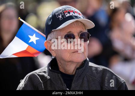 Austin Texas, USA, 29. Januar 2023: Eine Frau mit einem Hut „Don't Fuck with Texas“ und einer kleinen Flagge von Texas schließt sich einer kleinen Gruppe konservativer Texaner an einer Kundgebung im Texas Capitol an. Die Gruppe konzentrierte sich auf zwei Themen: Die Aufhebung der verbleibenden Impfvorschriften (während sie Preisaushöhlung durch Impfstoffhersteller hervorrief) und die Aufforderung an staatliche Gesetzgeber, Pläne zur Abspaltung von den Vereinigten Staaten zu machen. ©Bob Daemmrich Stockfoto