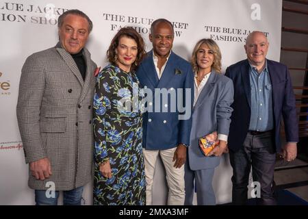 NEW YORK, NEW YORK - 01. FEBRUAR: Jack Menashe, Maryanne Grisz, Frederick Anderson, Olga Ferrara und James D'Adamo nehmen am 1. Februar 2023 in New York City an der siebten jährlichen Blue Jacket Fashion Show in den Moonlight Studios Teil. Stockfoto