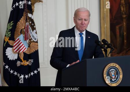 US-Präsident Joe Biden gibt am 2. Februar 2023 im Weißen Haus in Washington, DC, eine Stellungnahme zum 30. Jahrestag des Family and Medical Leave Act. Kredit: Chris Kleponis/CNP/MediaPunch Stockfoto