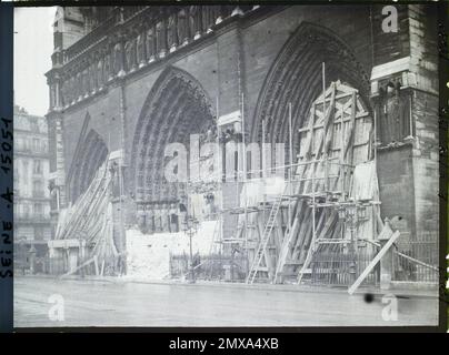 Paris (4. Arr.), Frankreich Demontage der Bombenabwehrvorrichtungen der Portale von Notre-Dame de Paris, Stockfoto