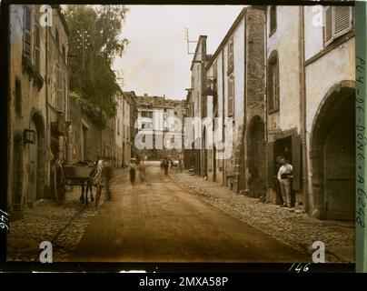 Riom, Puy-de-Dôme, Frankreich La Fontaine de Chazerat vom Faubourg de Layat aus gesehen , 1911 - Zentrum von Frankreich Auvergne Bourgogne - Auguste Léon - (Juli 17 - August 6) Stockfoto