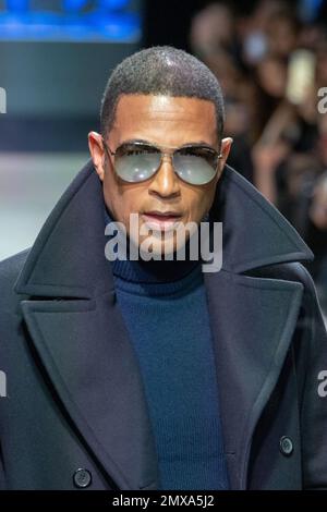 NEW YORK, NEW YORK - 01. FEBRUAR: Don Lemon läuft am 1. Februar 2023 in New York City während der siebten jährlichen Blue Jacket Fashion Show in den Moonlight Studios mit Michael Kors auf dem Laufsteg. Stockfoto