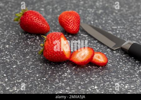 Frisch geschnittene Erdbeeren. Bio-Obst, gesunde Ernährung und Ernährungskonzept. Stockfoto
