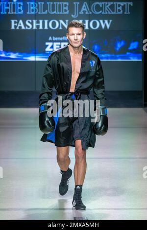 NEW YORK, NEW YORK - 01. FEBRUAR: Alex Lundqvist geht am 1. Februar 2023 in New York City während der siebten jährlichen Blue Jacket Fashion Show in den Moonlight Studios mit Stephen F. auf dem Laufsteg spazieren. Stockfoto