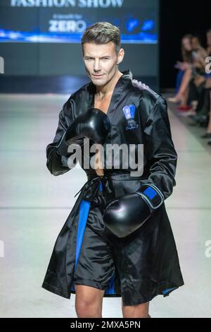 NEW YORK, NEW YORK - 01. FEBRUAR: Alex Lundqvist geht am 1. Februar 2023 in New York City während der siebten jährlichen Blue Jacket Fashion Show in den Moonlight Studios mit Stephen F. auf dem Laufsteg spazieren. Stockfoto
